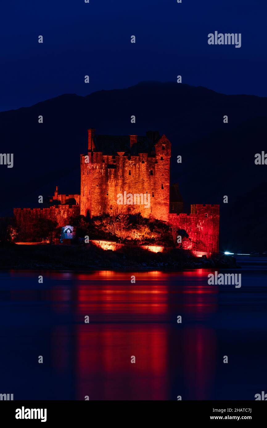 Il castello di Eilean Donan è stato inondato di luce rossa per il Poppy Day Foto Stock