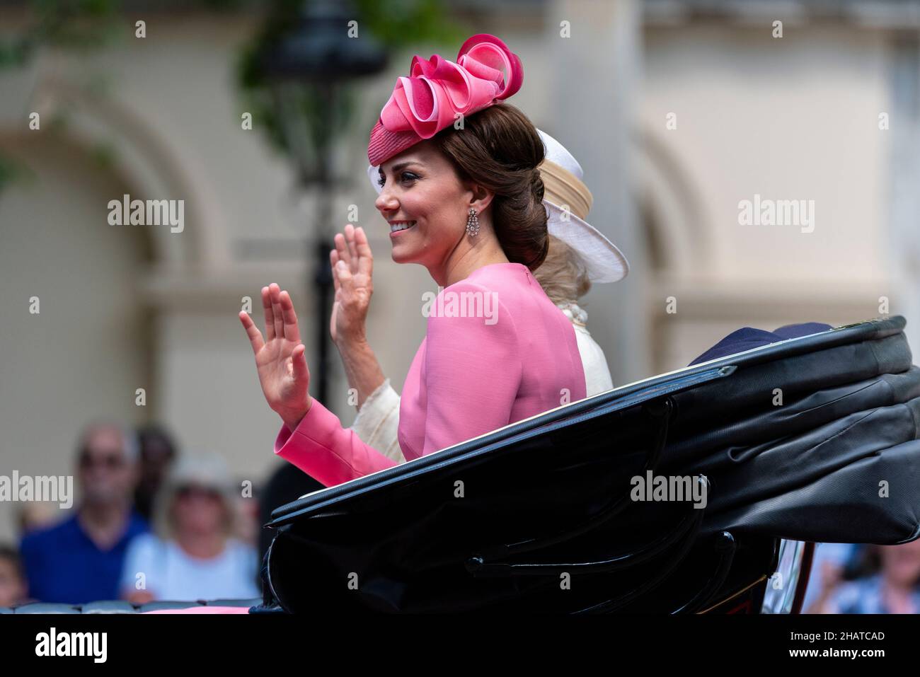 Kate Middleton, Duchessa di Cambridge in carrozza con Camilla al Trooping the Color 2017, The Mall, Londra. Kate Middleton in rosa Jane Taylor cappello Foto Stock