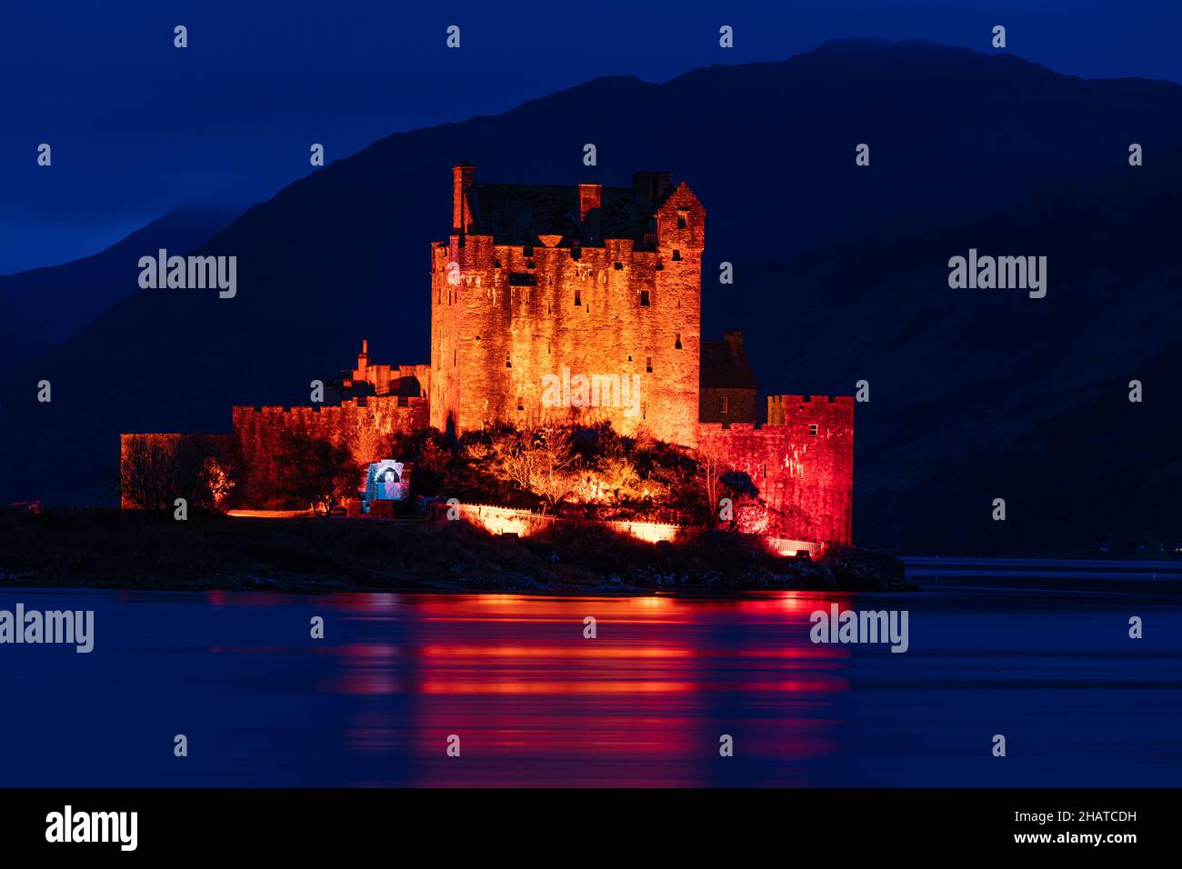 Il castello di Eilean Donan è stato inondato di luce rossa per il Poppy Day Foto Stock