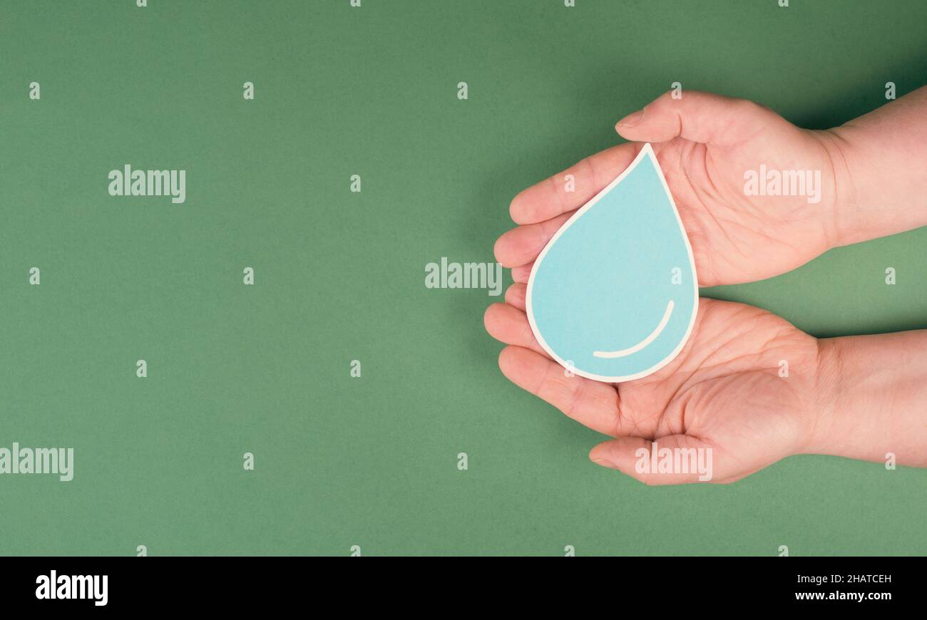 Mani che tengono una goccia d'acqua, carta tagliata, problema ambientale, spazio di copia per il testo Foto Stock