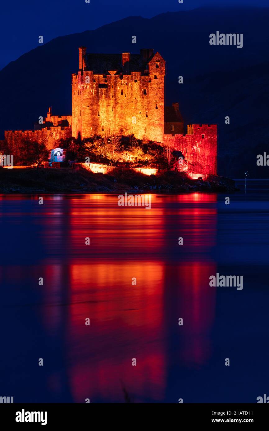 Il castello di Eilean Donan è stato inondato di luce rossa per il Poppy Day Foto Stock