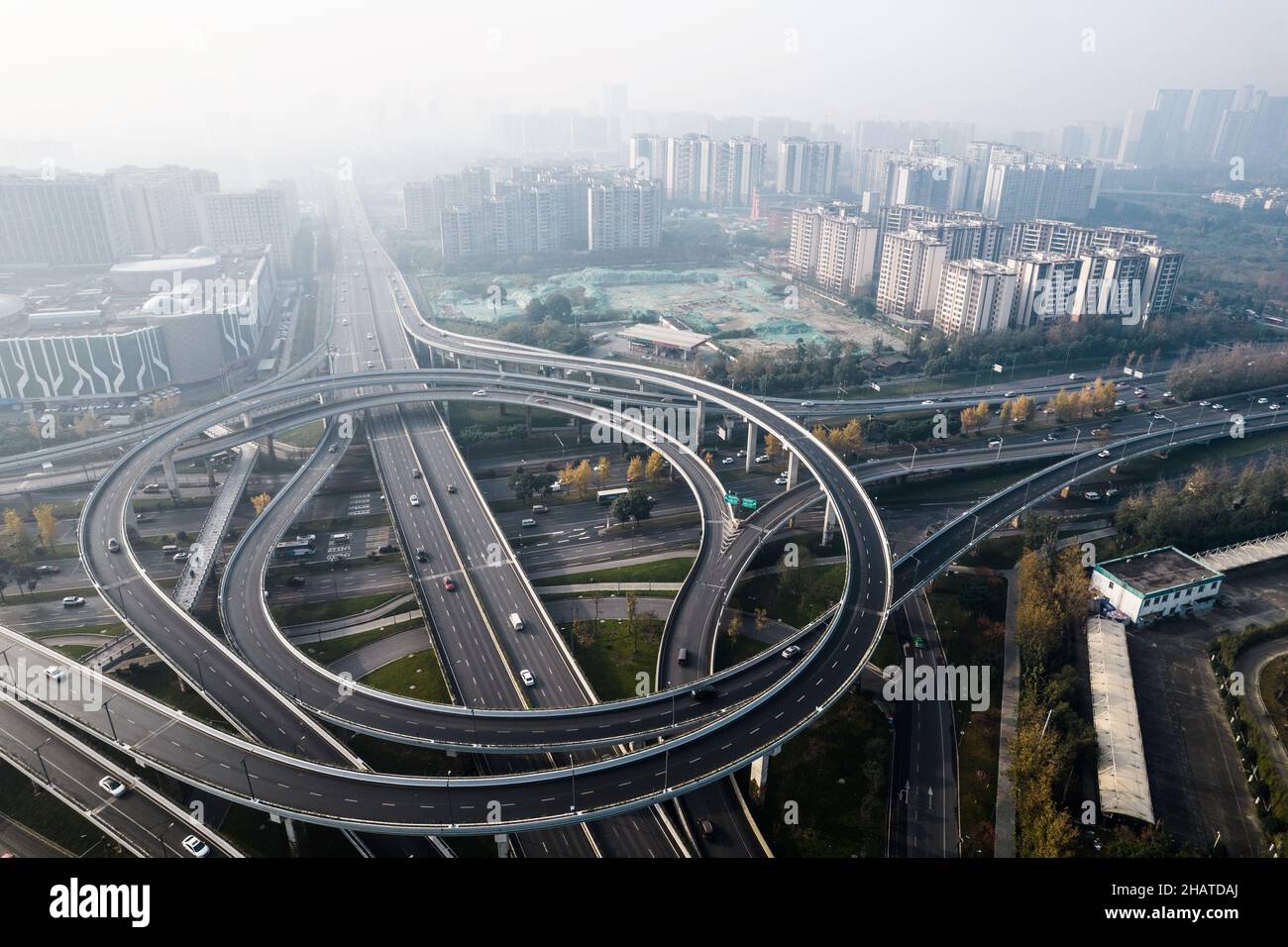 Traffico stradale in città a Chengdu, Cina Foto Stock