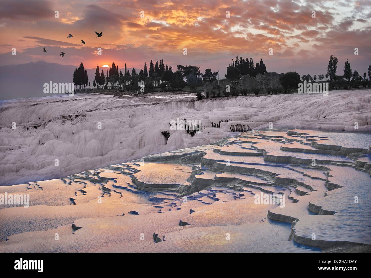 Pamukkale, (castello di cotone) sorgenti termali naturali in travertino piscine termali e terrazze, Denizli, Turchia. Pammukale, Foto Stock