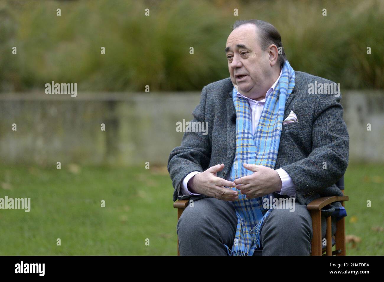 Alex Salmond - ex deputato SNP e primo Ministro della Scozia - conduce un'intervista televisiva sul College Green, Westminster, Londra, 14th dicembre 2021 Foto Stock