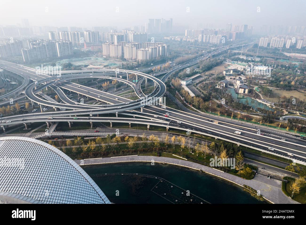 Traffico stradale in città a Chengdu, Cina Foto Stock