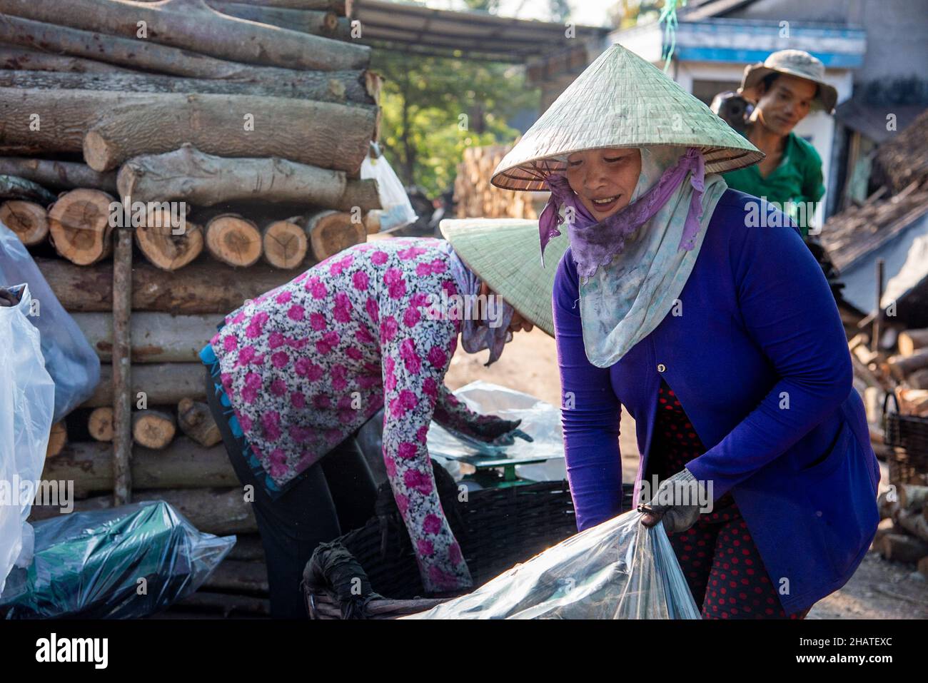 I lavoratori della fornace di carbone si preparano a consegnare le merci al mercato Foto Stock