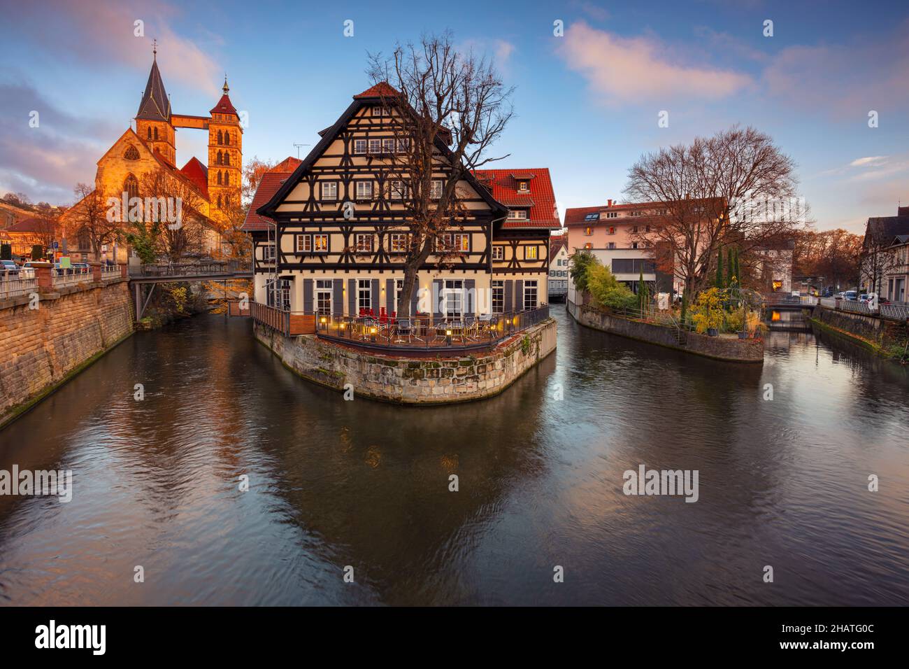 Esslingen am Neckar, Germania. Immagine del paesaggio urbano della pittoresca città vecchia di Esslingen am Neckar, Germania situato nella regione di Stoccarda al tramonto d'autunno Foto Stock