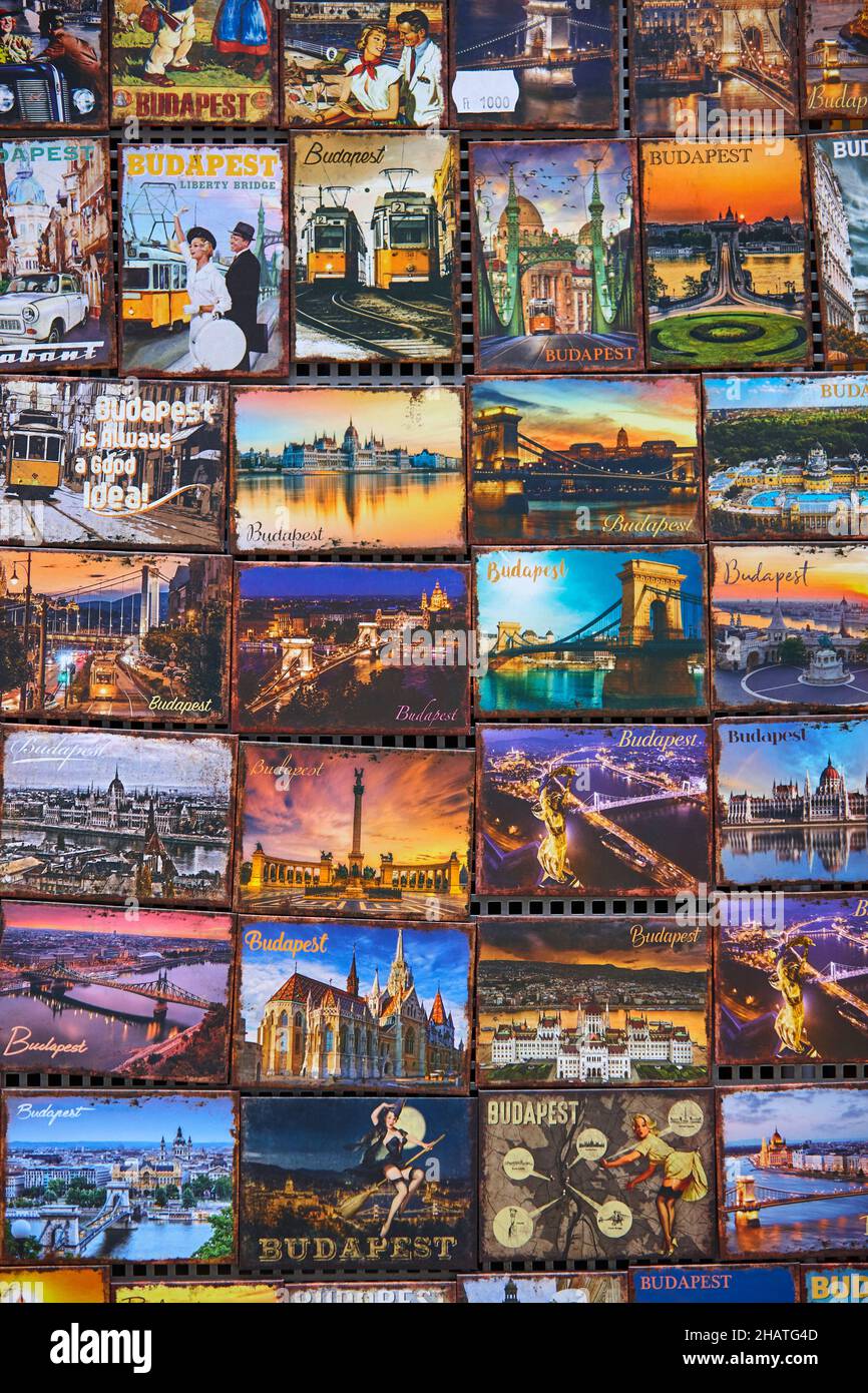 Budapest e magneti colorati di souvenir ungheresi. Regali ornamento tradizionali Foto Stock