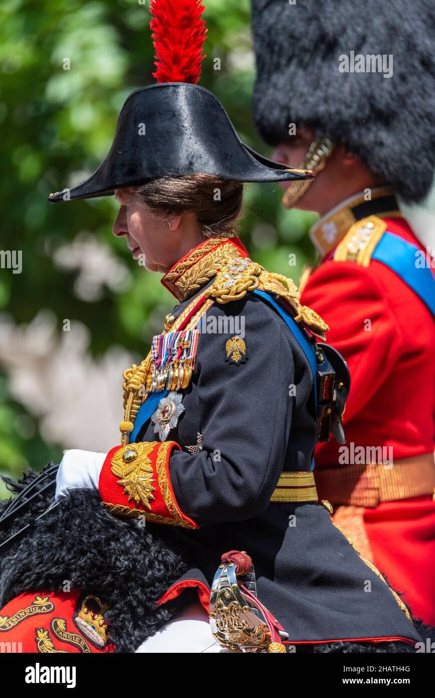 Principessa Anna. Anne, Principessa reale in uniforme militare cerimoniale a cavallo durante Trooping the Color, Londra, Inghilterra, Regno Unito Foto Stock