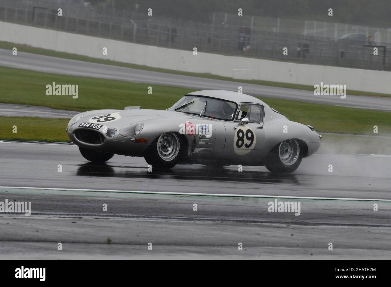 Pioggia e spruzzi a Stowe, Mike Wrigley, Matthew Wrigley, Jaguar e-Type, 60th Anniversary e-Type Challenge, Historic Sports Car Club, HSCC, Silverstone Foto Stock