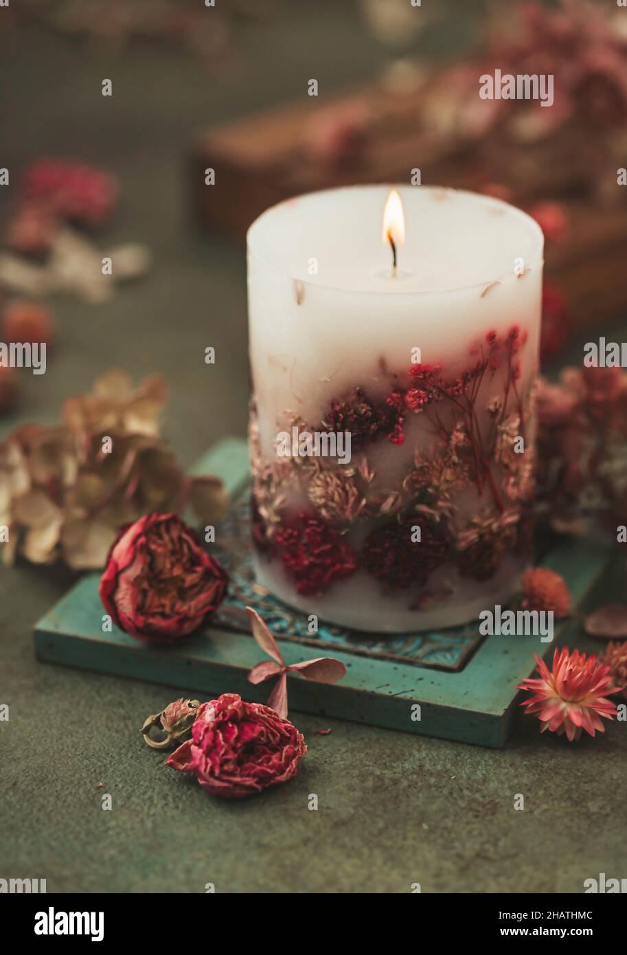 Candele fatte a mano con fiori secchi design unico. Candele profumate  decorate con foglie secche e fiori. Messa a fuoco selettiva Foto stock -  Alamy