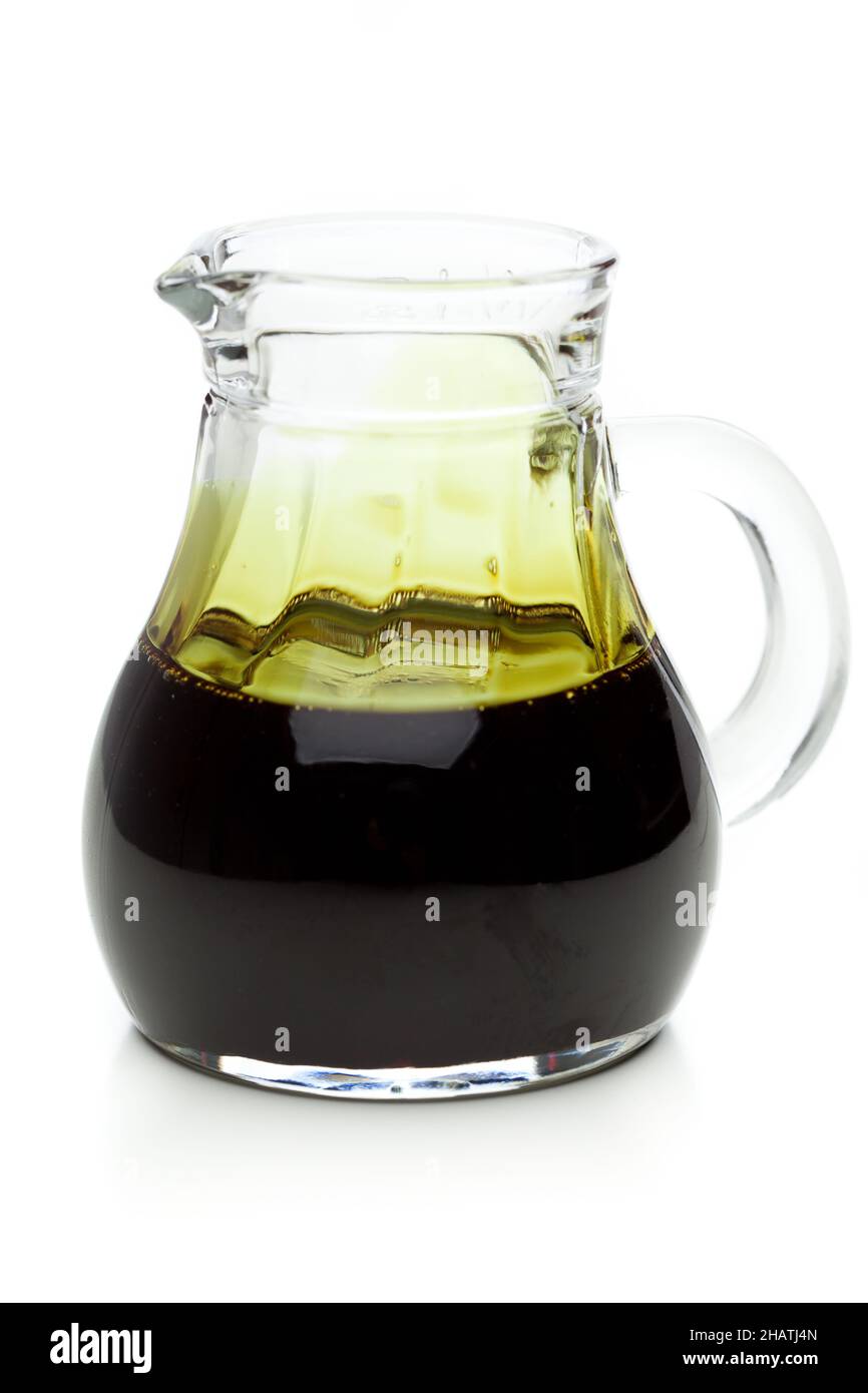 Olio di semi, olio di semi di zucca, olio di insalata, Stiria, caraffa, Verde, Austria, tipico, pentola, olio, isolato, in vetro, in piedi, opzionale, liquido, trasparente, bianco Foto Stock