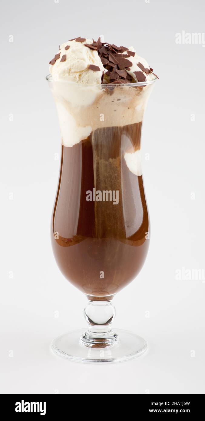 caffè ghiacciato, caffè, gelato, cioccolato, grigio, sfondo, gocce di cioccolato, spolverini di cioccolato, gelato alla vaniglia, bianco, marrone, vetro, vaniglia, ic Foto Stock