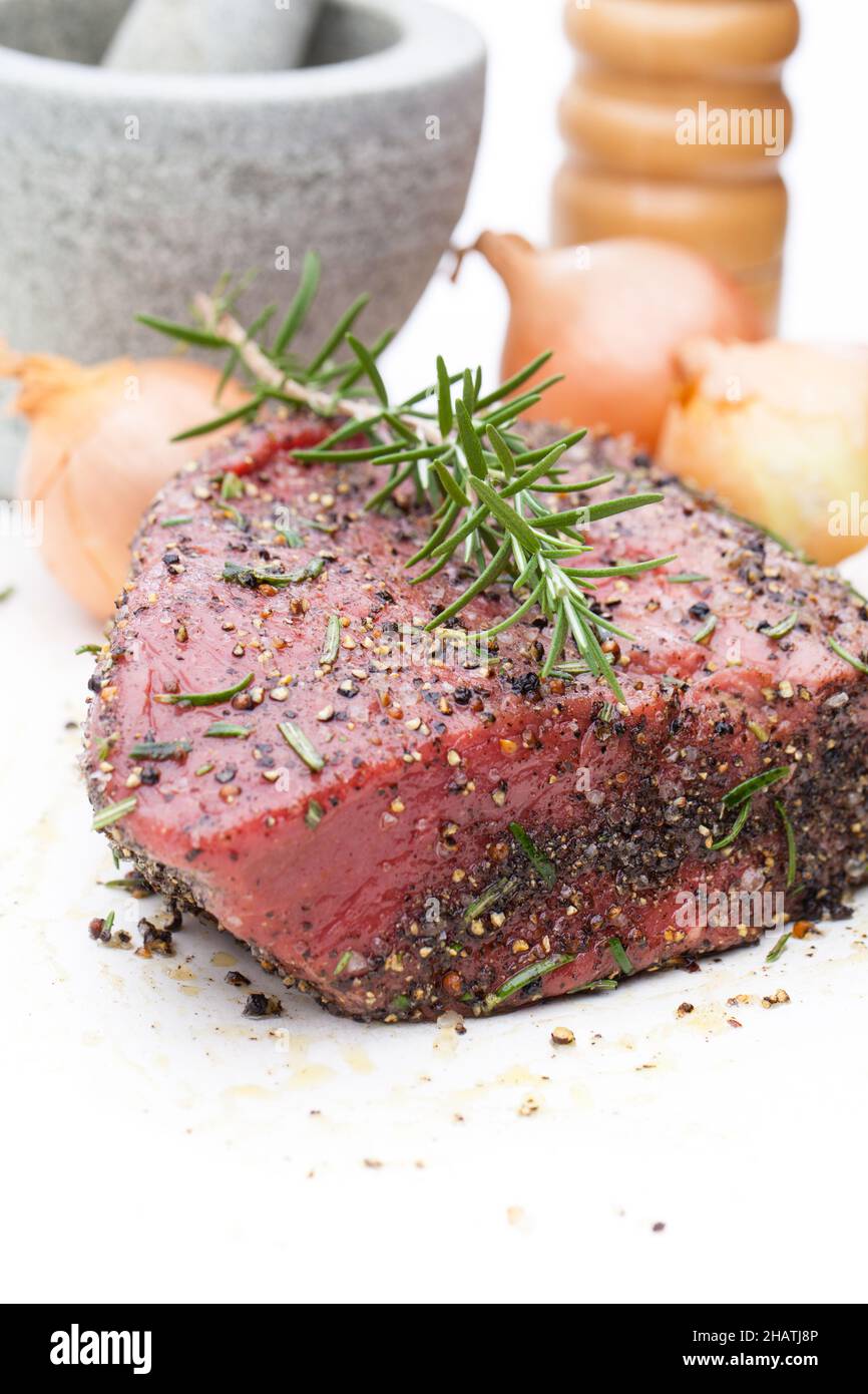 arrosto di manzo, manzo, crudo, macina di pepe, mortaio, cipolla, erbe, aglio, rosmarino, crosta di spezie, marinata, pepe, verdure, marinate, spezie, ramoscello, ramoscello o Foto Stock