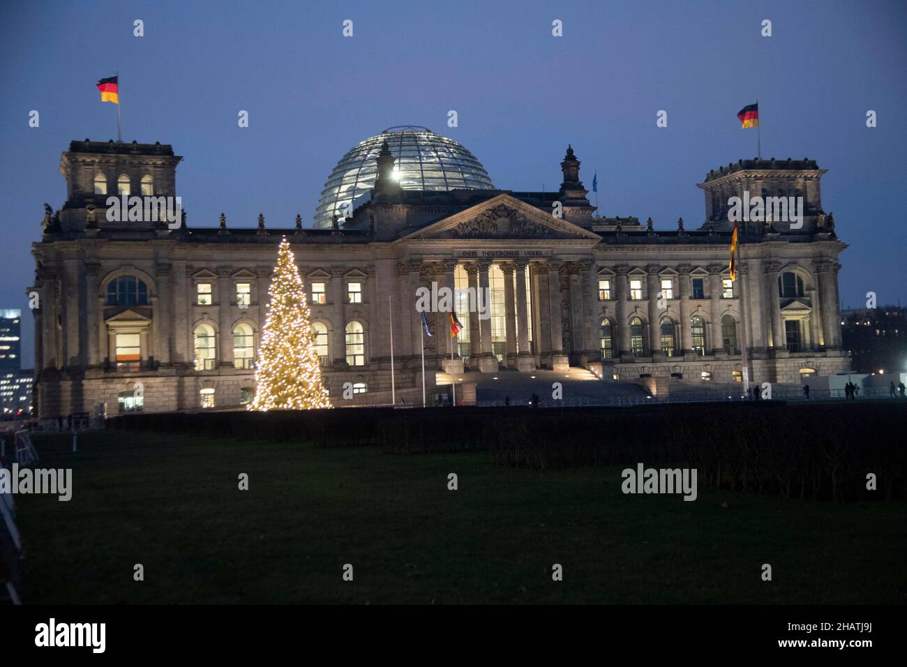 Berlino, Germania. 07th Dic 2021. Il Bundestag tedesco, Reichstag alla luce della sera, illuminato, un Weihaftertsbaum si trova di fronte ad esso, a Berlino, Germania il 07 dicembre 2021 Â credito: dpa / Alamy Live News Foto Stock