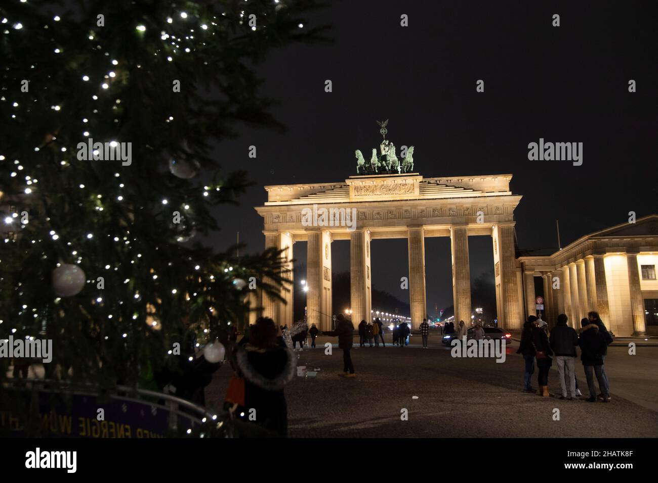 Berlino, Germania. 07th Dic 2021. A Weihaftersbaum su Pariser Platz, in background l'obiettivo di Brandeburgo, attrazioni a Berlino, Germania il 7th dicembre 2021 Credit: dpa/Alamy Live News Foto Stock