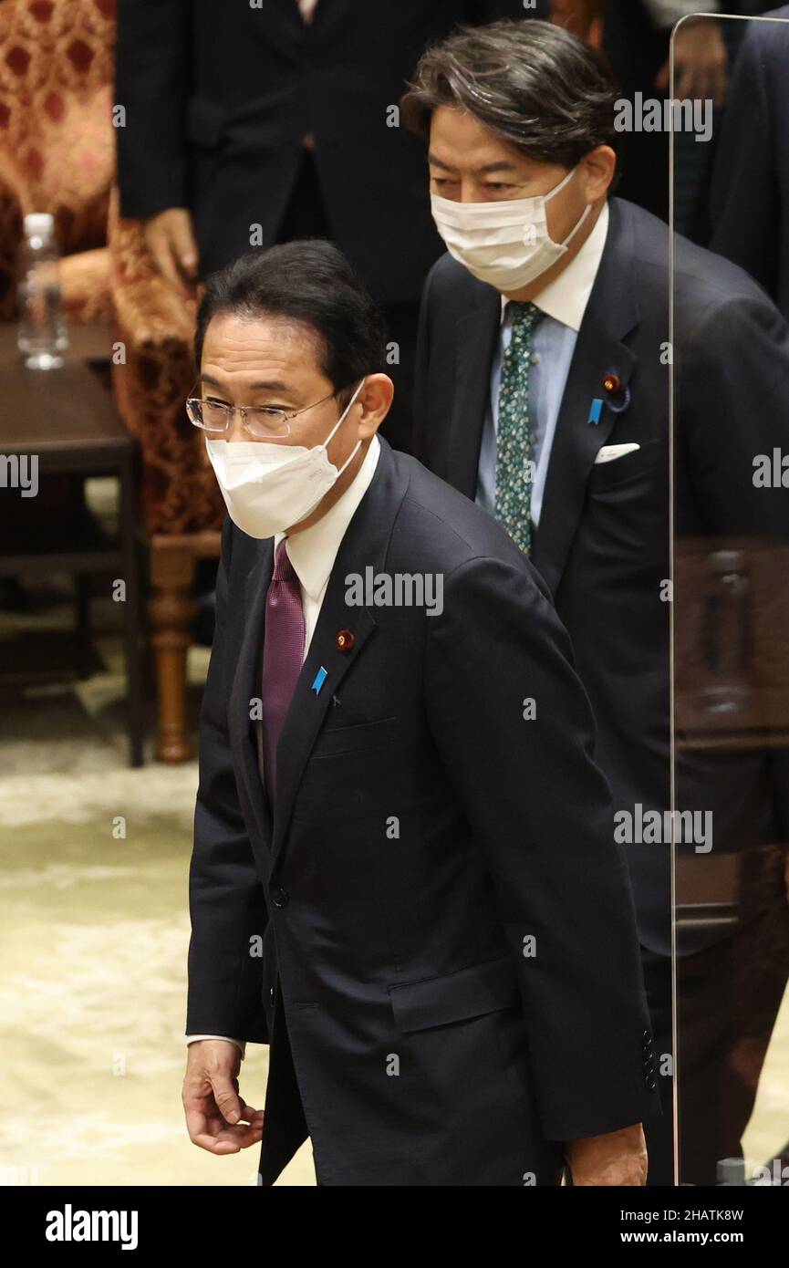 Tokyo, Giappone. 15th Dic 2021. Il primo ministro giapponese Fumio Kishida (L) e il ministro degli Esteri Yoshikasa Hayashi (R) lasciano la sessione della commissione per il bilancio della Camera bassa mentre la commissione ha approvato un bilancio suppletivo alla Dieta nazionale di Tokyo mercoledì 15 dicembre 2021. Credit: Yoshio Tsunoda/AFLO/Alamy Live News Foto Stock