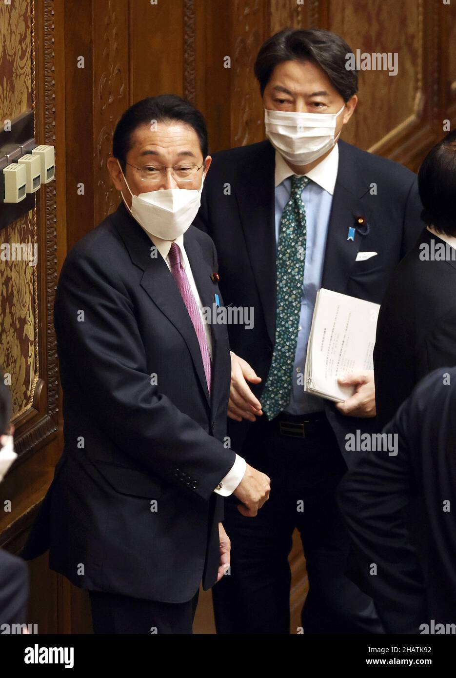 Tokyo, Giappone. 15th Dic 2021. Il primo ministro giapponese Fumio Kishida (L) e il ministro degli Esteri Yoshimasa (R) lasciano la sessione della commissione per il bilancio della Camera bassa mentre la commissione ha approvato un bilancio suppletivo alla Dieta nazionale di Tokyo mercoledì 15 dicembre 2021. Credit: Yoshio Tsunoda/AFLO/Alamy Live News Foto Stock