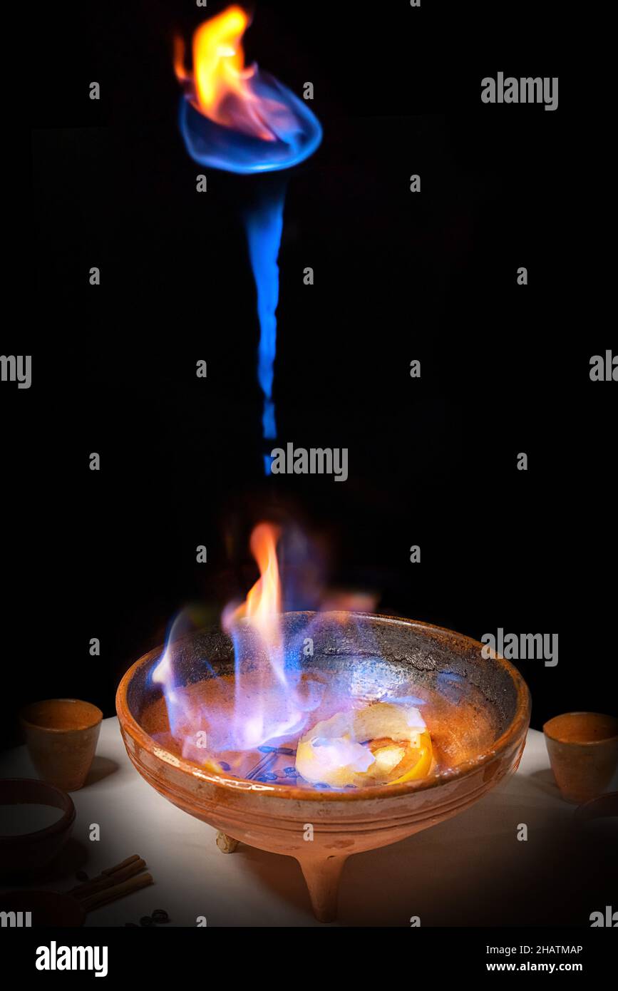 Elaborazione di una 'queimada'. Bevanda tipica della Galizia (Spagna settentrionale) in cui vengono bruciati brandy, chicchi di caffè, limone e zucchero. Foto Stock