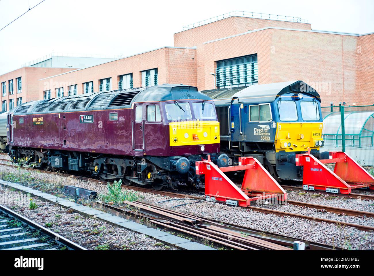 Classe 47 e Classe 66 presso la stazione ferroviaria di York, York, Inghilterra Foto Stock