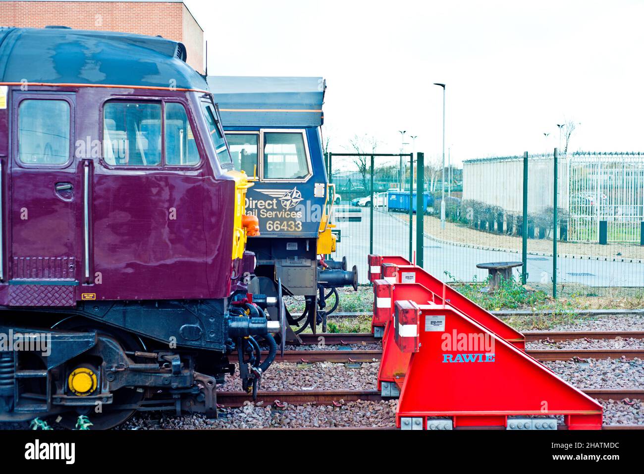 Classe 47 e Classe 66 presso la stazione ferroviaria di York, York, Inghilterra Foto Stock