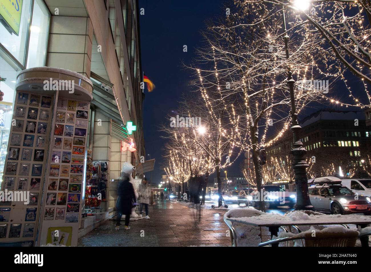 Berlino, Germania. 09th Dic 2021. La strada Unter den Linden, illuminato, Weihaftertlich, attrazioni turistiche a Berlino, Germania il 09 dicembre 2021 Â credito: dpa / Alamy Live News Foto Stock