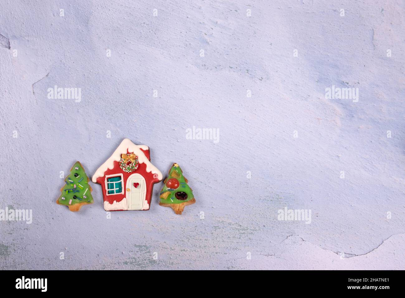 Casa di pan di zenzero e biscotti a forma di albero di Natale. Foto Stock