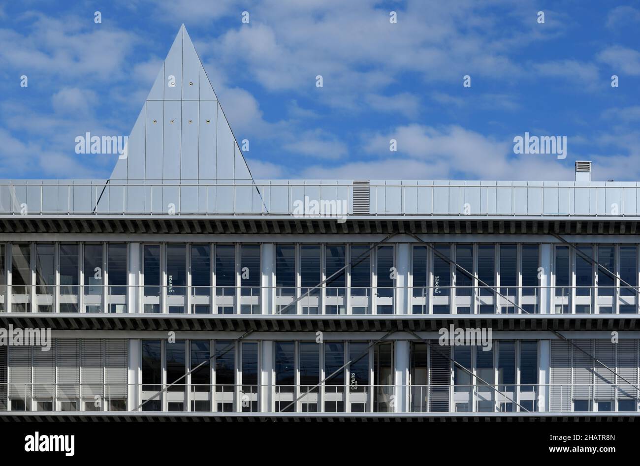 Windows & Pyramid tetto della Maison de la Créativité o Camondo Art School, progettato da Christian Devillers, Chalucet Distretto Tolone Provenza Francia Foto Stock