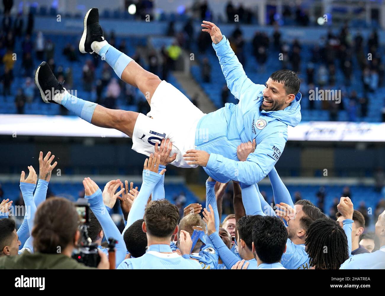 Foto del file datata 23-05-2021 del Manchester City Sergio Aguero è gettato in aria dai suoi compagni di squadra dopo aver vinto il trofeo della Premier League. Data di emissione: Mercoledì 15 dicembre 2021. Foto Stock