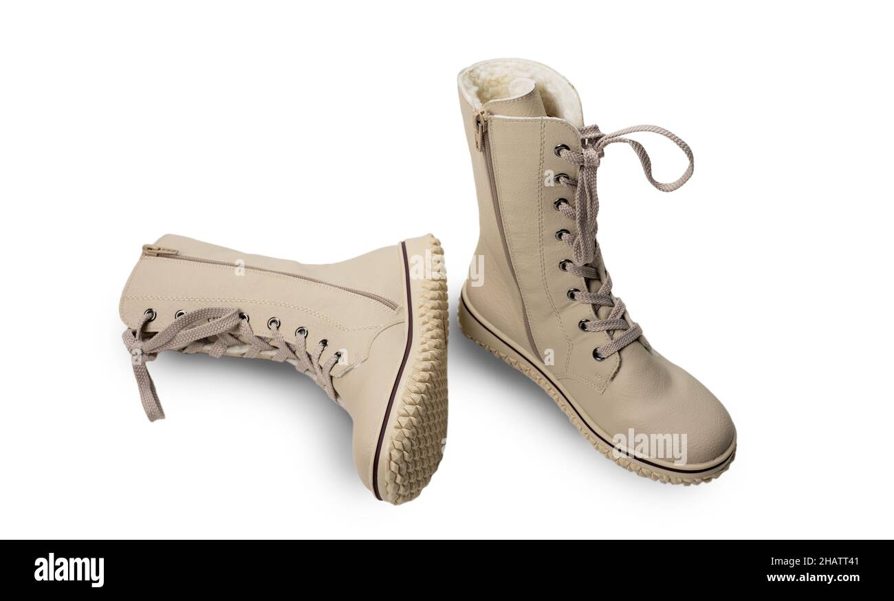 stivali con lacci alti. stivali invernali beige con lacci. isolati su sfondo bianco. vista dall'alto laterale Foto Stock
