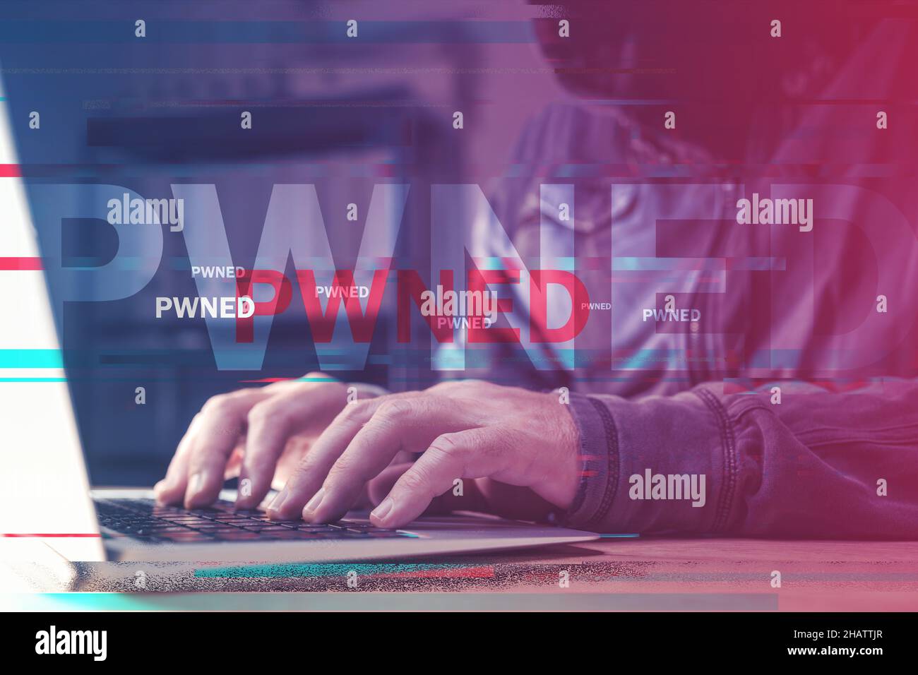 Computer pwned, hacker che utilizza il laptop per alimentare i dispositivi collegati a una rete, immagine migliorata digitalmente con messa a fuoco selettiva Foto Stock