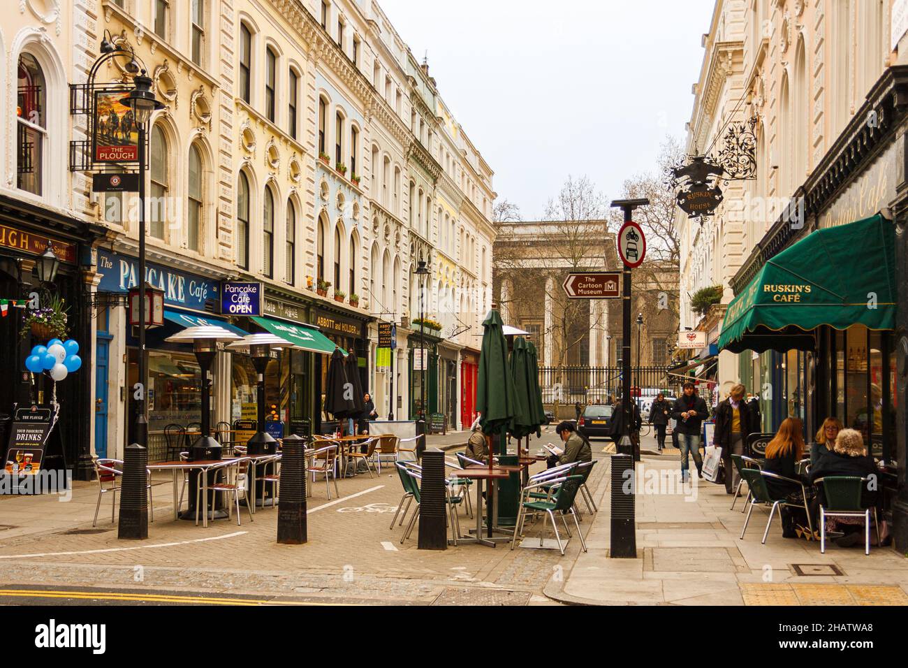 Londra, Regno Unito; marzo 16th 2011: Bar terrazzi su una strada di Londra, con il British Museum sullo sfondo. Foto Stock