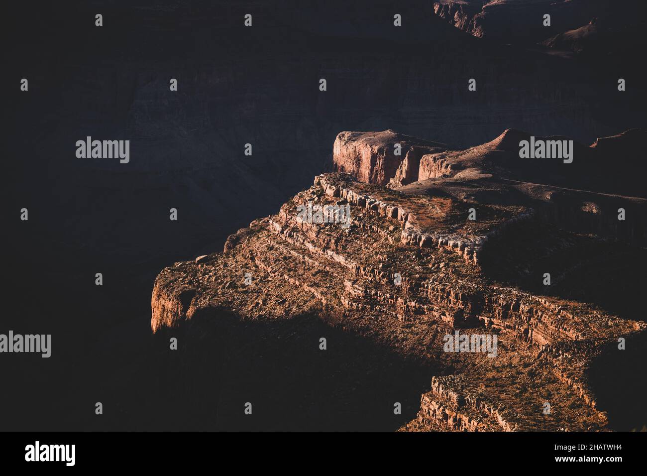 Isola galleggiante di Rock in un mare di ombra nel Grand Canyon Foto Stock