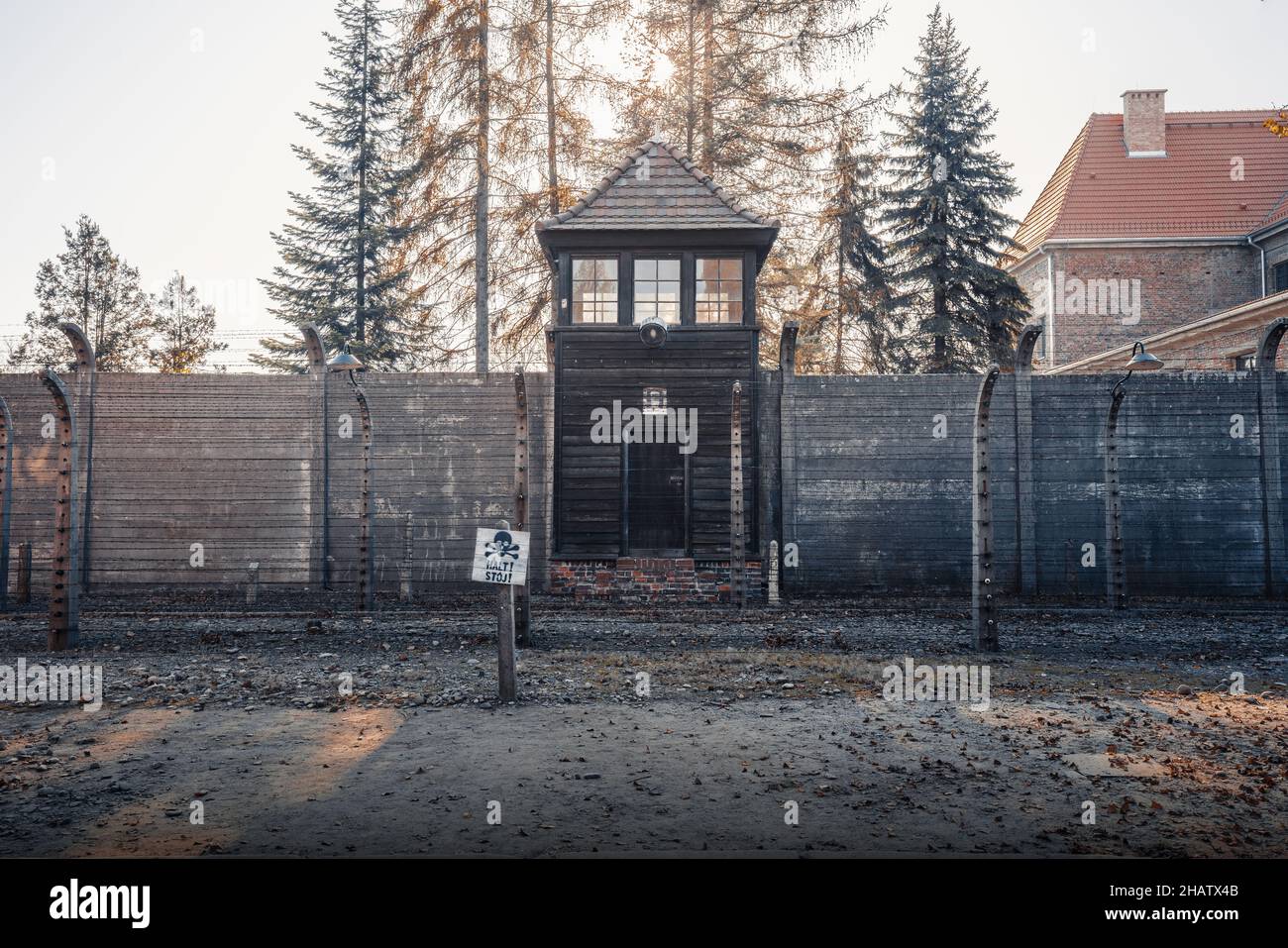 Torre di guardia e segnale di stop ad Auschwitz i - ex campo di concentramento e sterminio nazista tedesco - Polonia Foto Stock