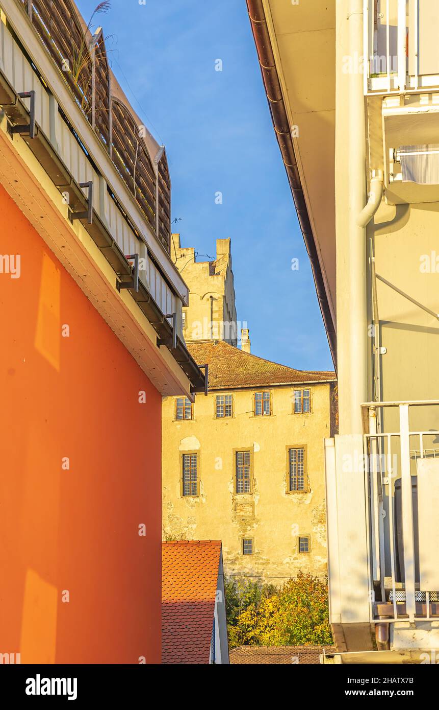 Ammira le strette stradine della città vecchia fino al vecchio castello, Meersburg al lago di Costanza, Baden-Württemberg, Germania. Foto Stock