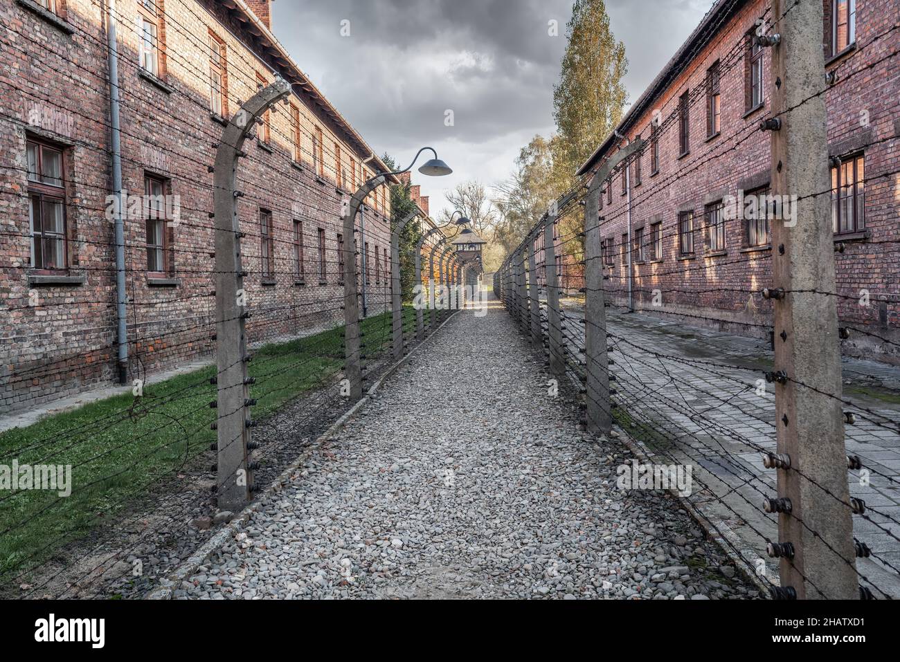 Recinzione di filo spinato ed edifici ad Auschwitz i - ex campo di concentramento e sterminio nazista tedesco - Polonia Foto Stock