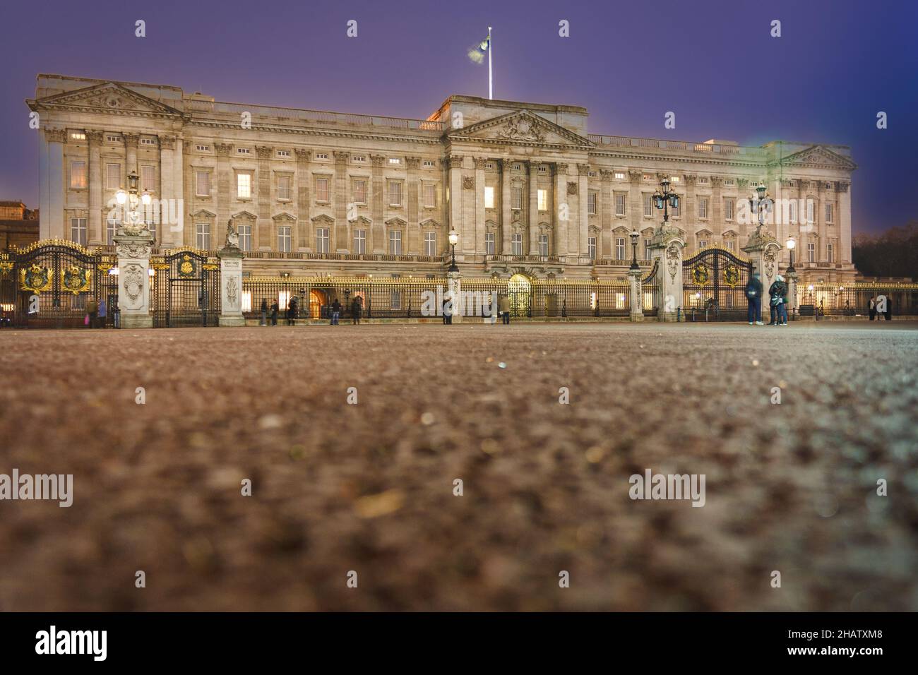 Londra, Regno Unito; marzo 16th 2011: Prospettiva a livello del piano di Buckingham Palace di notte. Foto Stock