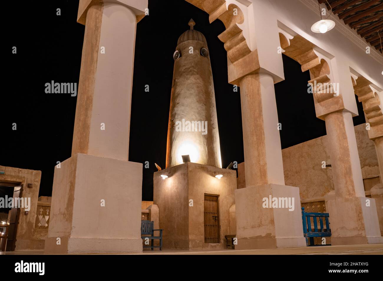 Vista di una vecchia moschea all'interno del mercato wakrah.shot durante la notte Foto Stock