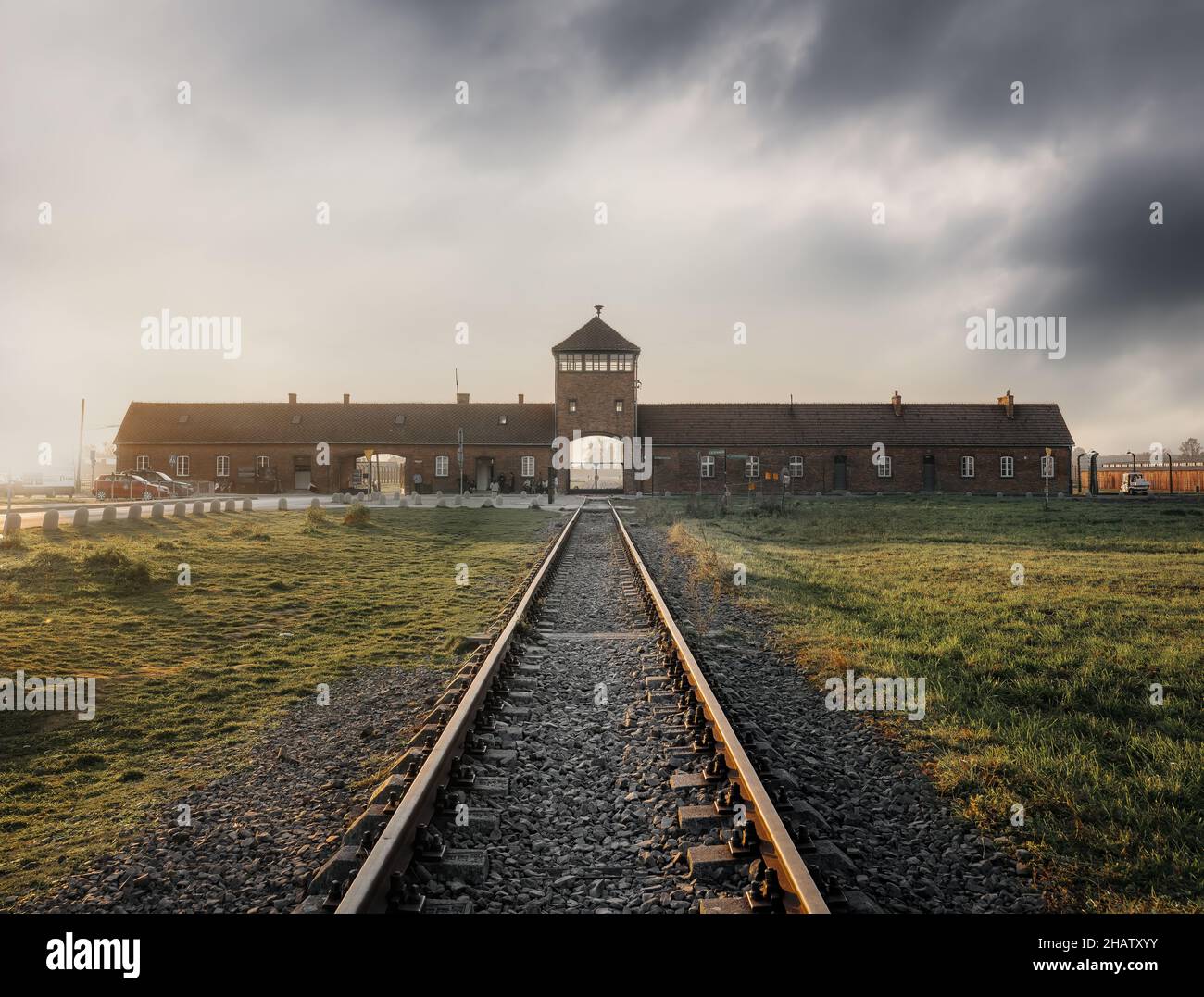 Binario ferroviario e porta della morte - ingresso di Auschwitz II - Birkenau, ex campo di concentramento e sterminio nazista tedesco - Polonia Foto Stock