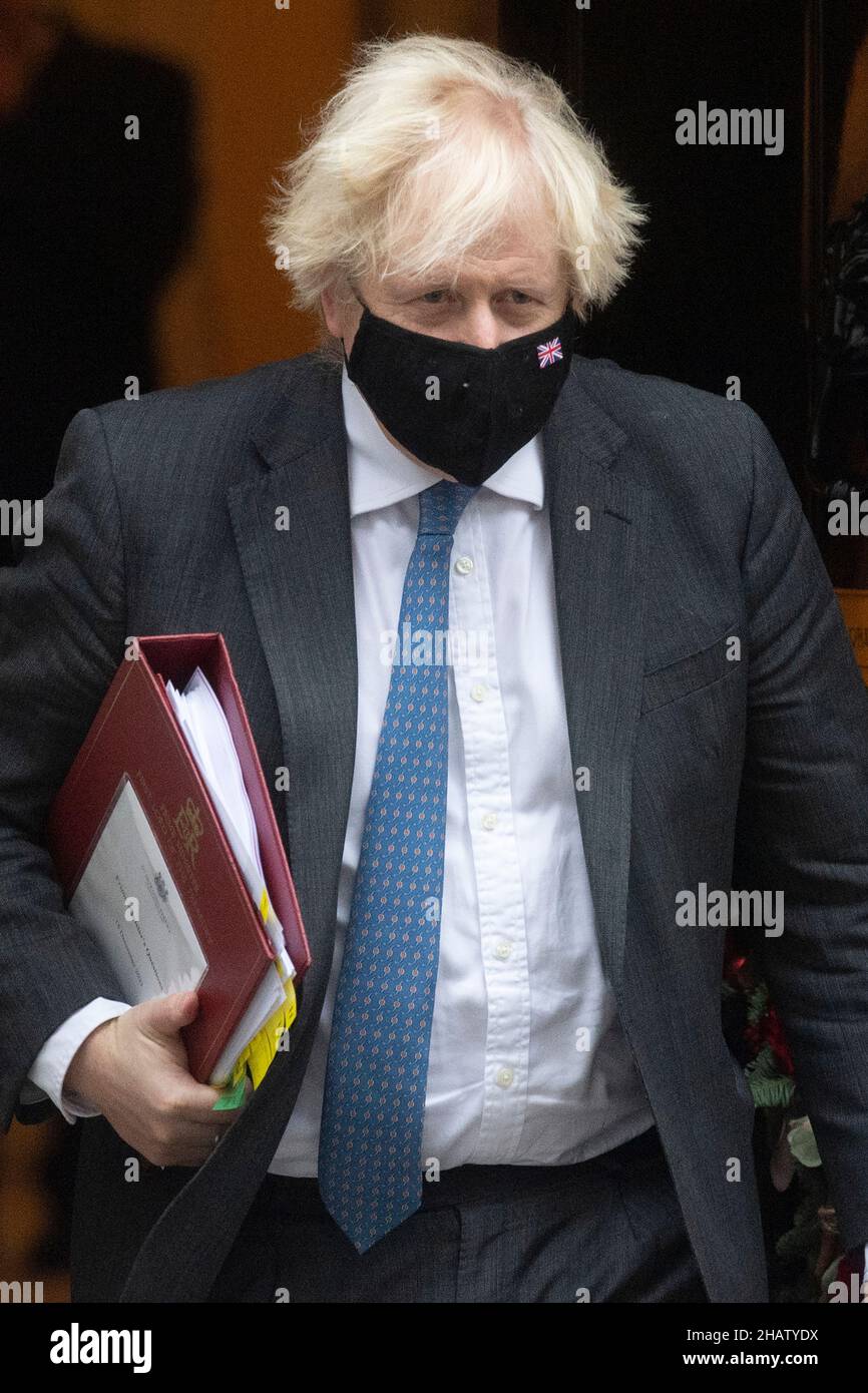 15/12//2021. Londra, Regno Unito. Il primo Ministro britannico Boris Johnson lascia Downing St per partecipare al primo Ministro Domande tempo nella Camera dei Comuni Foto di Ray Tang. Foto Stock