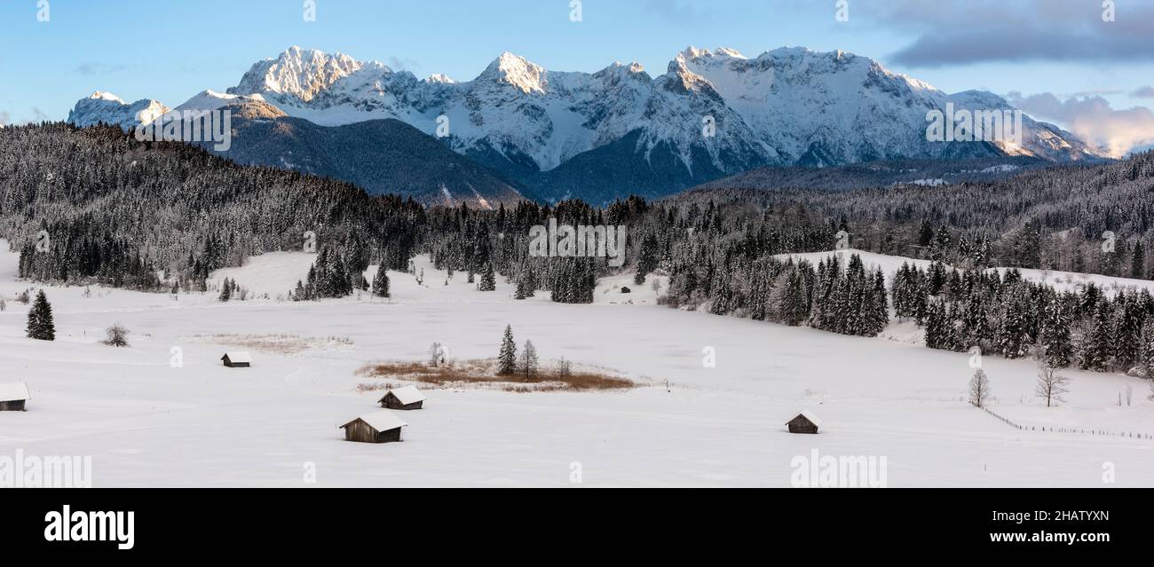 Vista panoramica sulla catena montuosa del Karwendel in Baviera Foto Stock