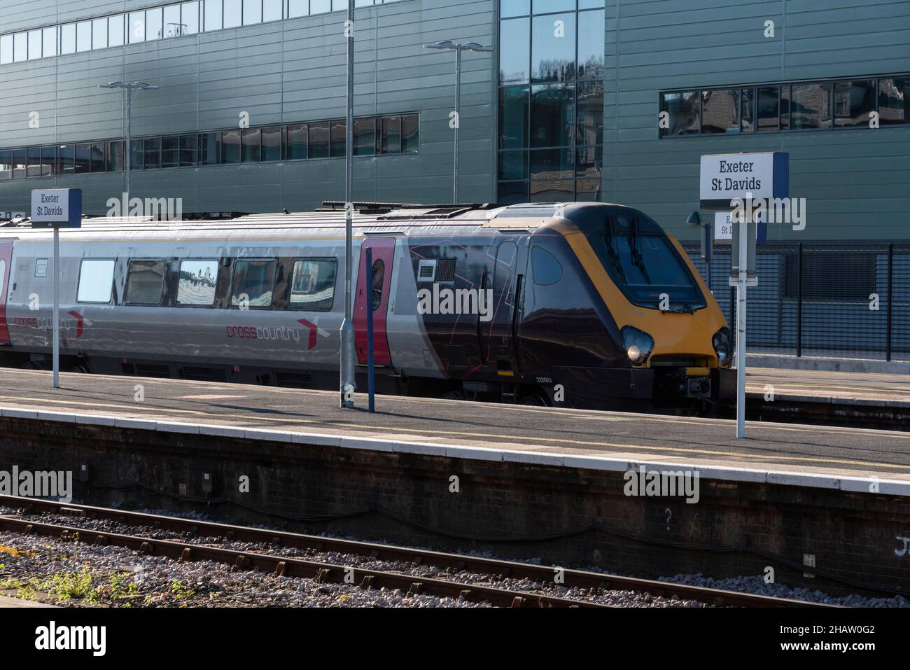 Exeter, Devon, Inghilterra, Regno Unito. 2021. Un treno multiunità per passeggeri Virgin Cross Country su una piattaforma alla stazione ferroviaria di Exeter St David a Devon, Regno Unito Foto Stock