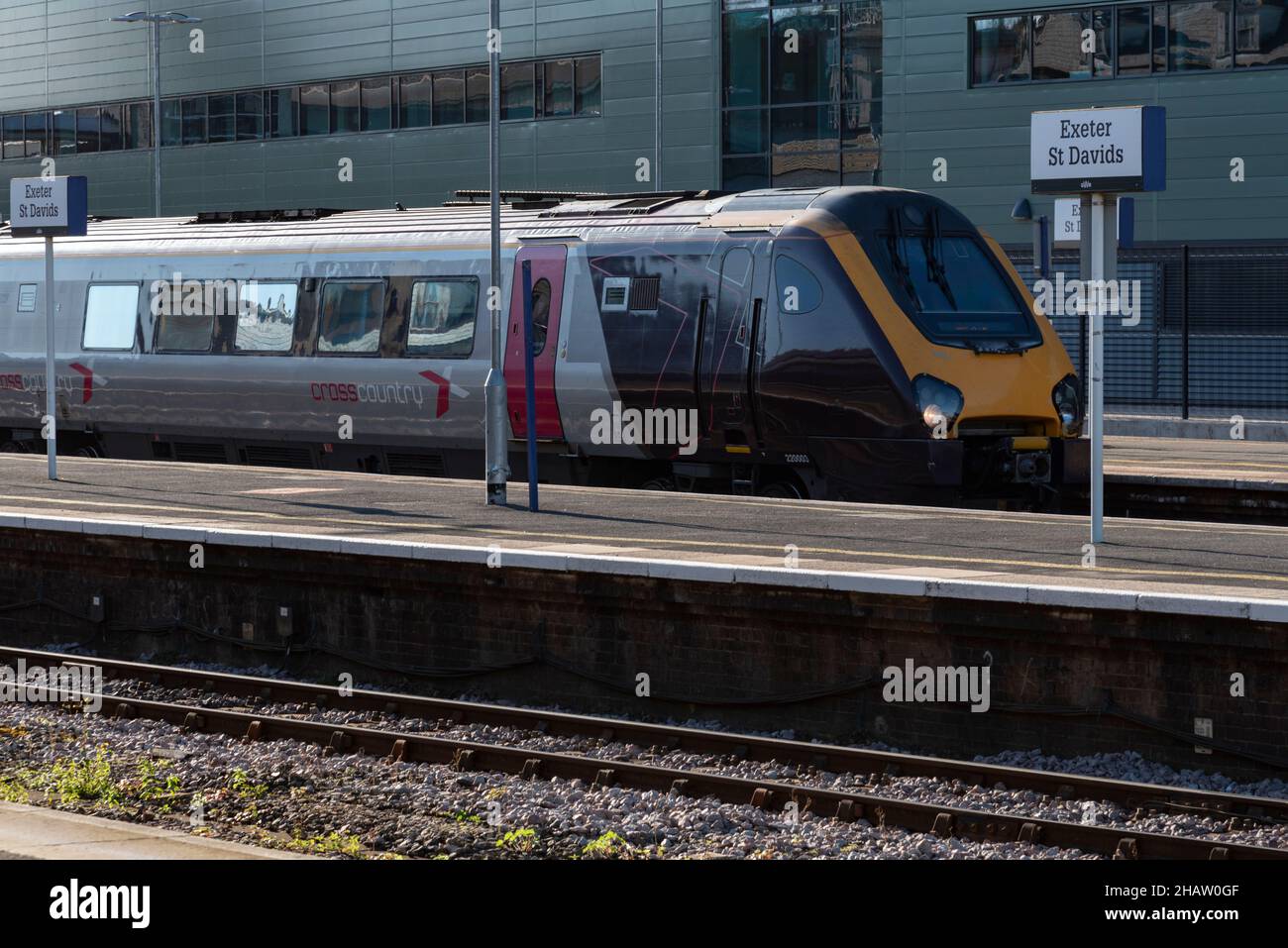 Exeter, Devon, Inghilterra, Regno Unito. 2021. Un treno multiunità per passeggeri Virgin Cross Country su una piattaforma alla stazione ferroviaria di Exeter St David a Devon, Regno Unito Foto Stock