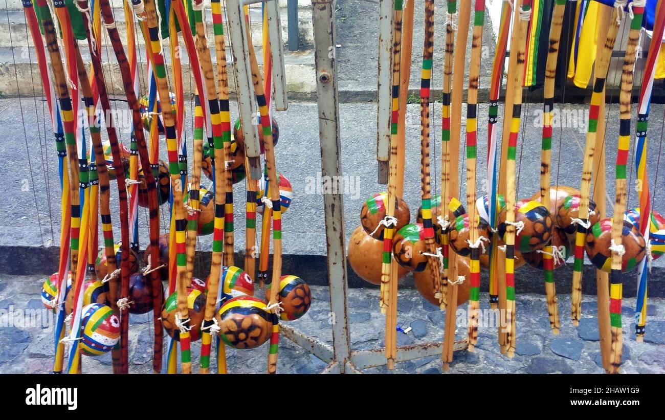 Il berimbau o hungo, è uno strumento ad arco originario dell'Angola e tradizionale di Bahia. Questo strumento è stato portato dagli schiavi angolani in Brasile Foto Stock