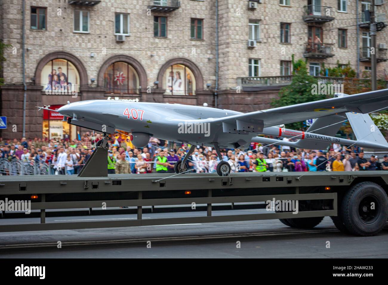 Ucraina, Kiev - 18 agosto 2021: Bayraktar TB2 - drone aereo turco senza equipaggio. Aerei militari. Parata militare. Veicolo blindato. Piano. Foto Stock