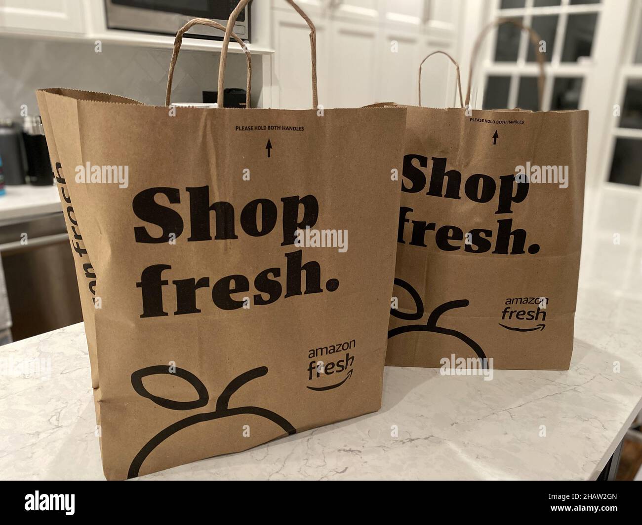 MORTON GROVE, STATI UNITI - 12 novembre 2021: I sacchetti di carta alimentari su un banco da cucina dal negozio Amazon Fresh Foto Stock