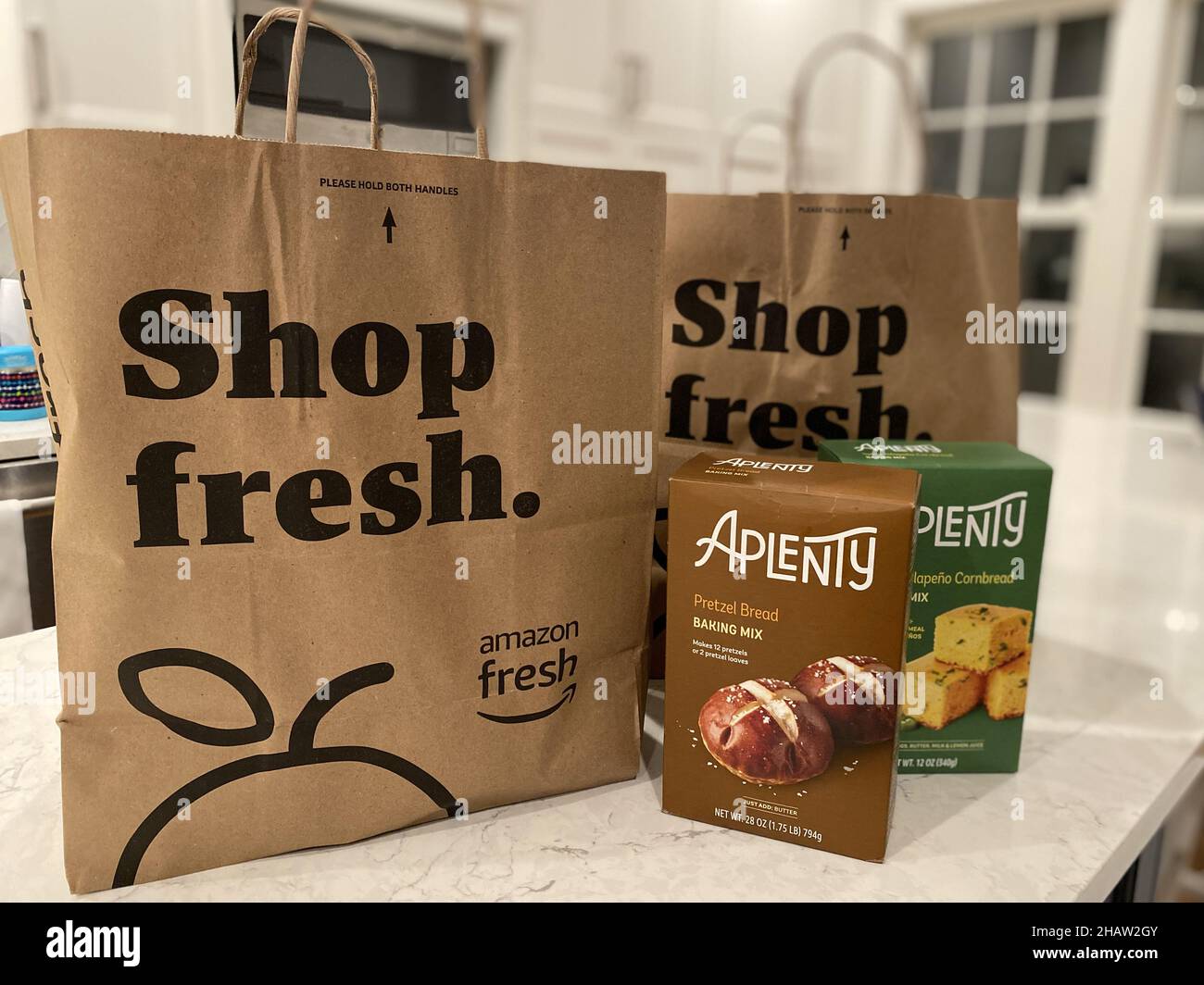 MORTON GROVE, STATI UNITI - Nov 12, 2021: Le borse di carta e prodotti alimentari di abbondanza su un banco da cucina dal negozio Amazon Fresh Foto Stock