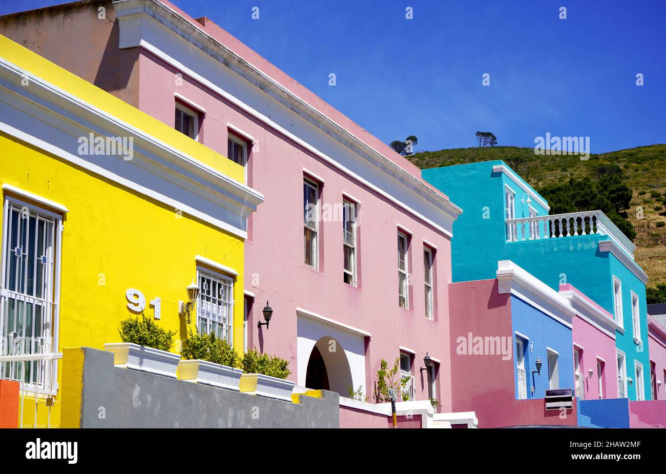 Bo-Kaap District, Città del Capo, Sudafrica - 14 Dicembre 2021 : case luminose e distintive nel quartiere di Bo-kaap di Città del Capo, Sudafrica Foto Stock