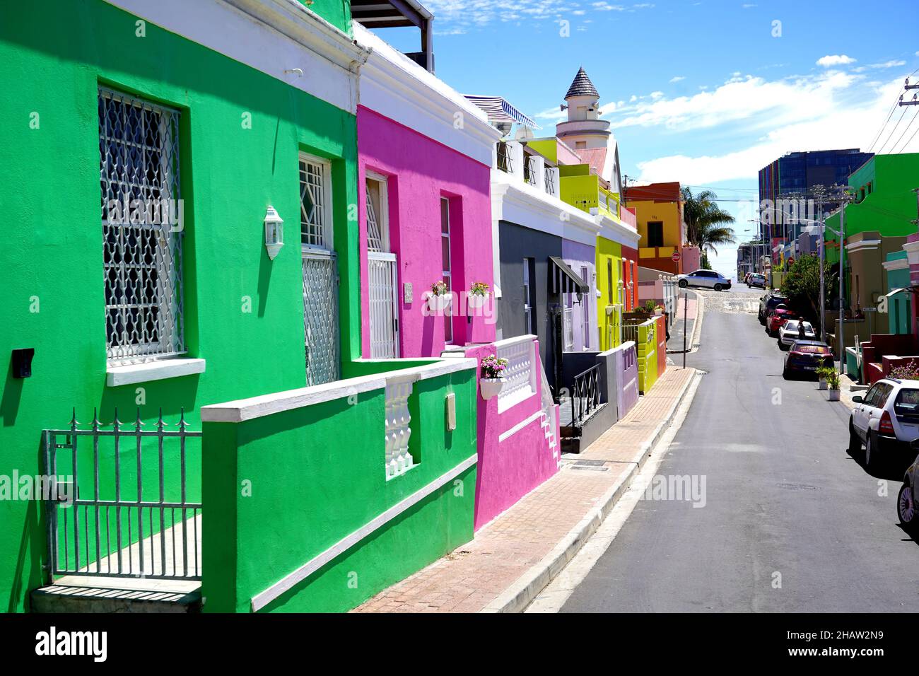 Bo-Kaap District, Città del Capo, Sudafrica - 14 Dicembre 2021 : case luminose e distintive nel quartiere di Bo-kaap di Città del Capo, Sudafrica Foto Stock