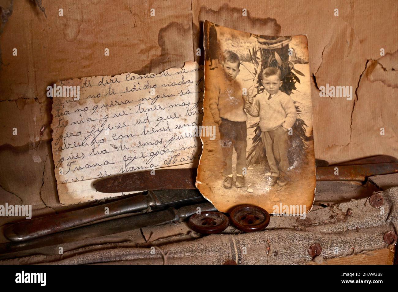 Ricordi di famiglia con lettera scritta a mano, foto di famiglia, bottoni e posate Foto Stock